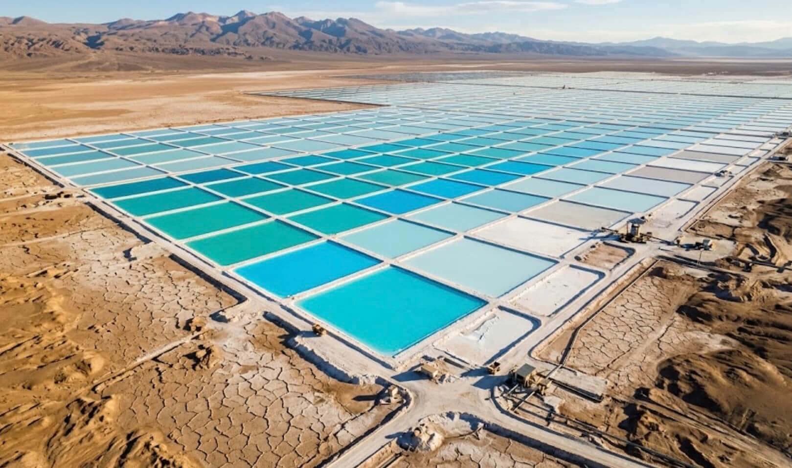 Piscinas de evaporación de litio en el Salar de Atacama vistas desde el aire