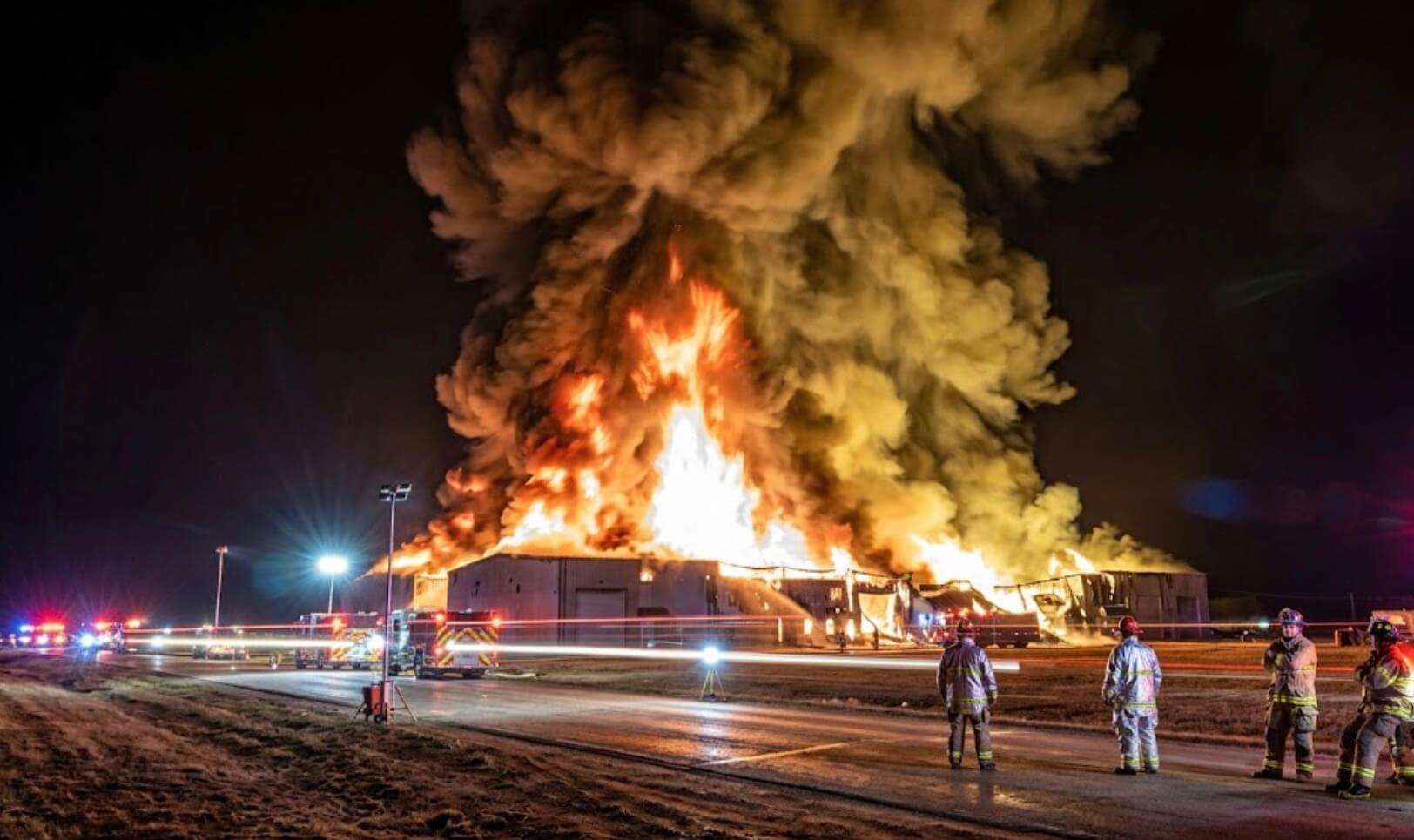Incendio en un almacén de baterías de litio en Morris, Illinois, ardiendo durante días