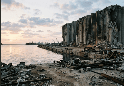 Silos portuarios destrozados tras la explosión del puerto de Beirut