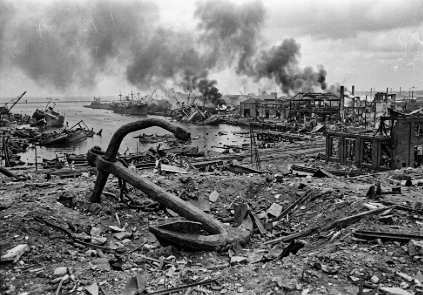 El puerto de Texas City arrasado tras la explosión, con restos y un ancla gigante