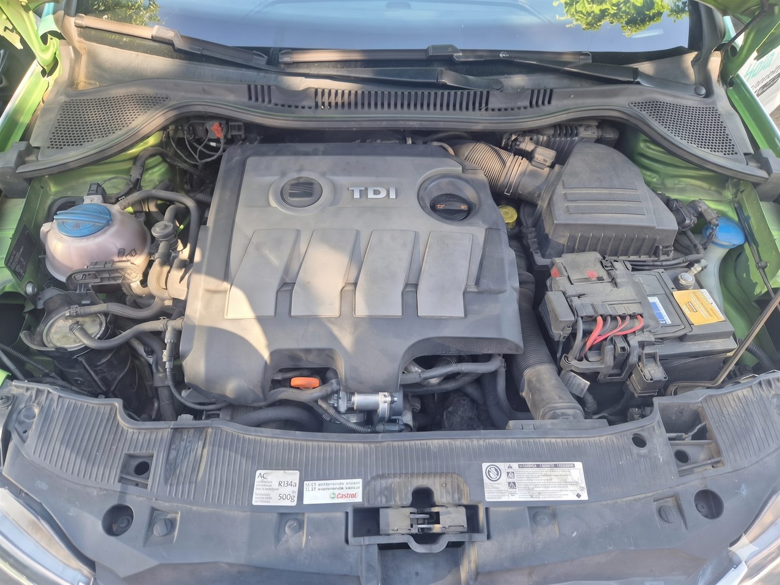Motor del coche con los 6 elementos a revisar antes del examen