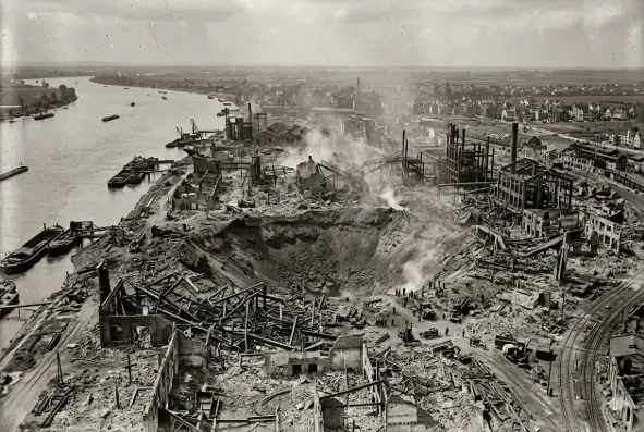 Vista aérea del cráter dejado por la explosión de Oppau en 1921, junto al río Rin